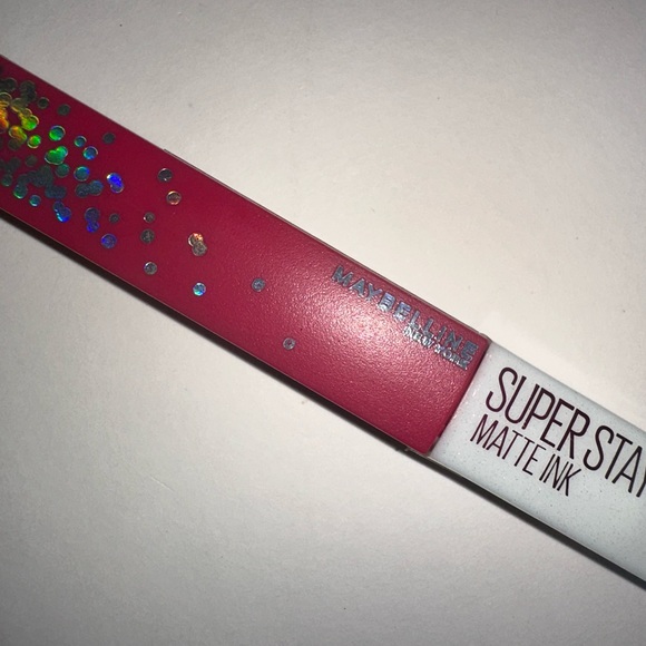 SuperStay Matte Ink Liquid Lipstick gives you a flawless matte finish… shade 390 - Picture 4 of 7